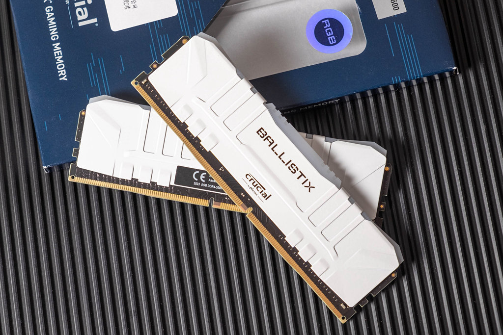 超频如喝水?自定义光效,英睿达铂胜8g 3600上机测试