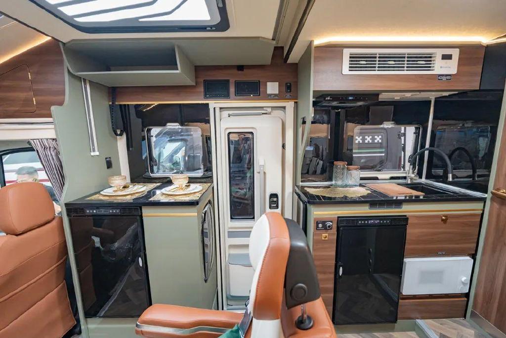 瑞弗ft800小额头房车双航空座椅升降床高效生活布局灵动旅居空间