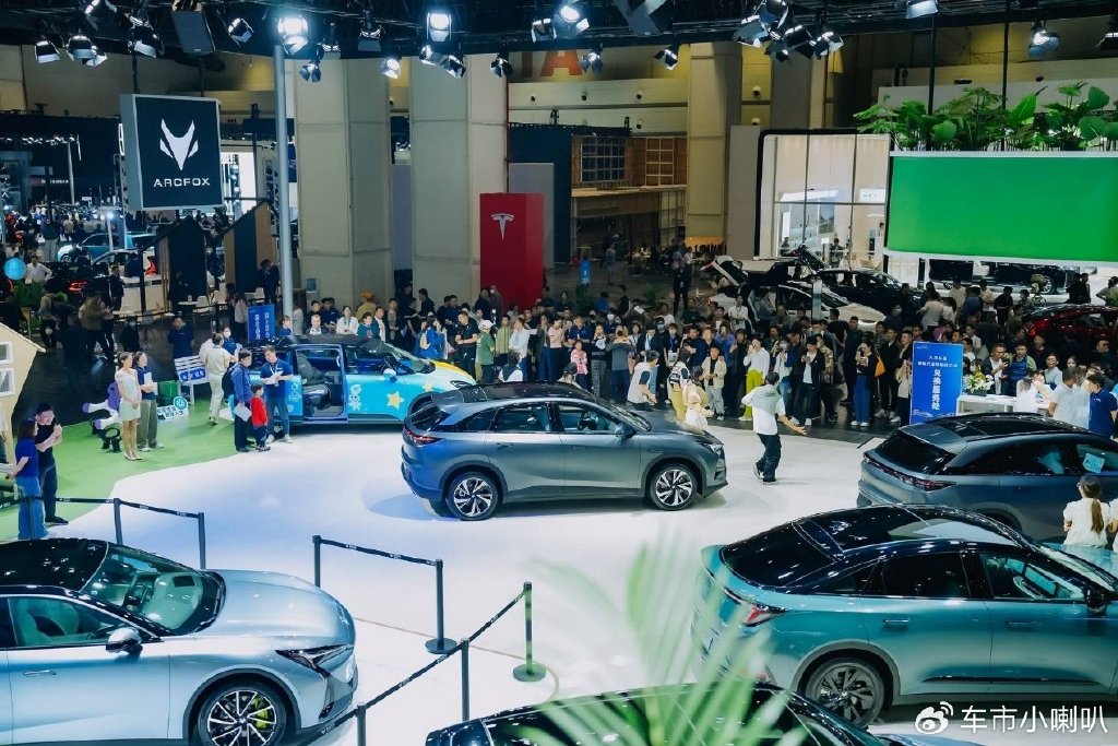 生而破界极智守护极狐汽车盛大亮相2024大河国际车展