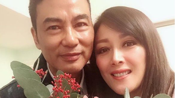 67岁任达华近况曝光,与琦琦结婚25年仍热恋,甜蜜感情令人羡慕|太太|一家三口|大暖|爱女|绯闻_新浪新闻