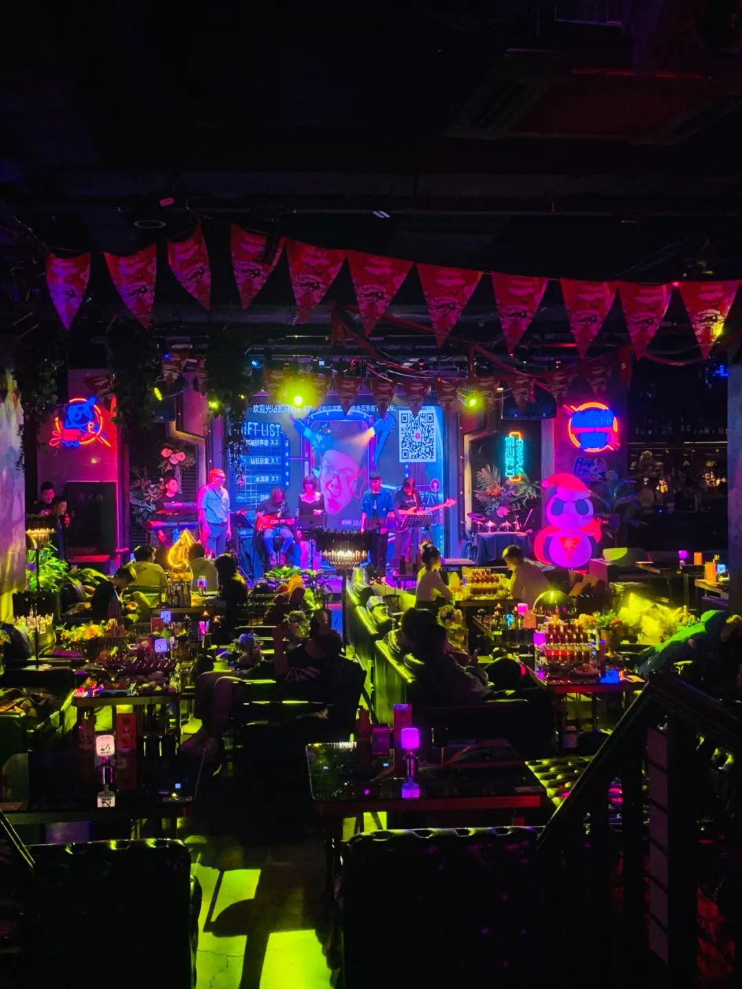 长春的这家酒吧,做的烤串堪比烧烤店,据说来这的脱单率也超高