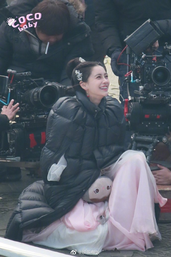1月12日,一组@angelababy 在《尘缘》片场的路透图曝光