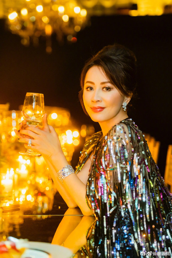 56岁刘嘉玲近照曝光,高贵优雅时尚性感,尽显女王气场|刘嘉玲|气场|女