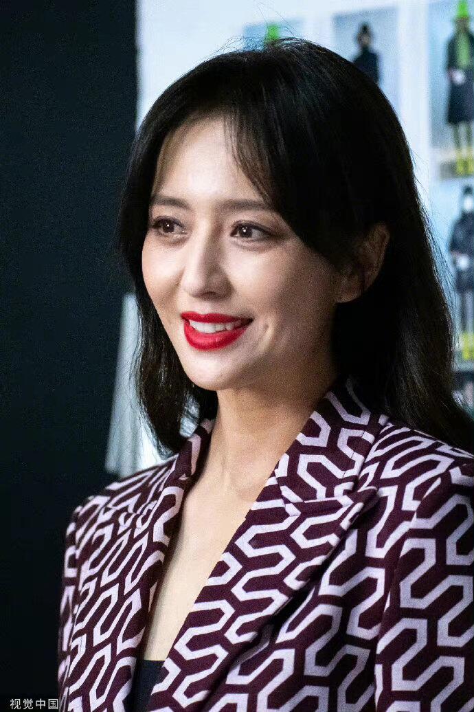 佟丽娅颜值是真高,浓妆艳抹一点也不显老,身上穿搭更是高级|佟丽娅