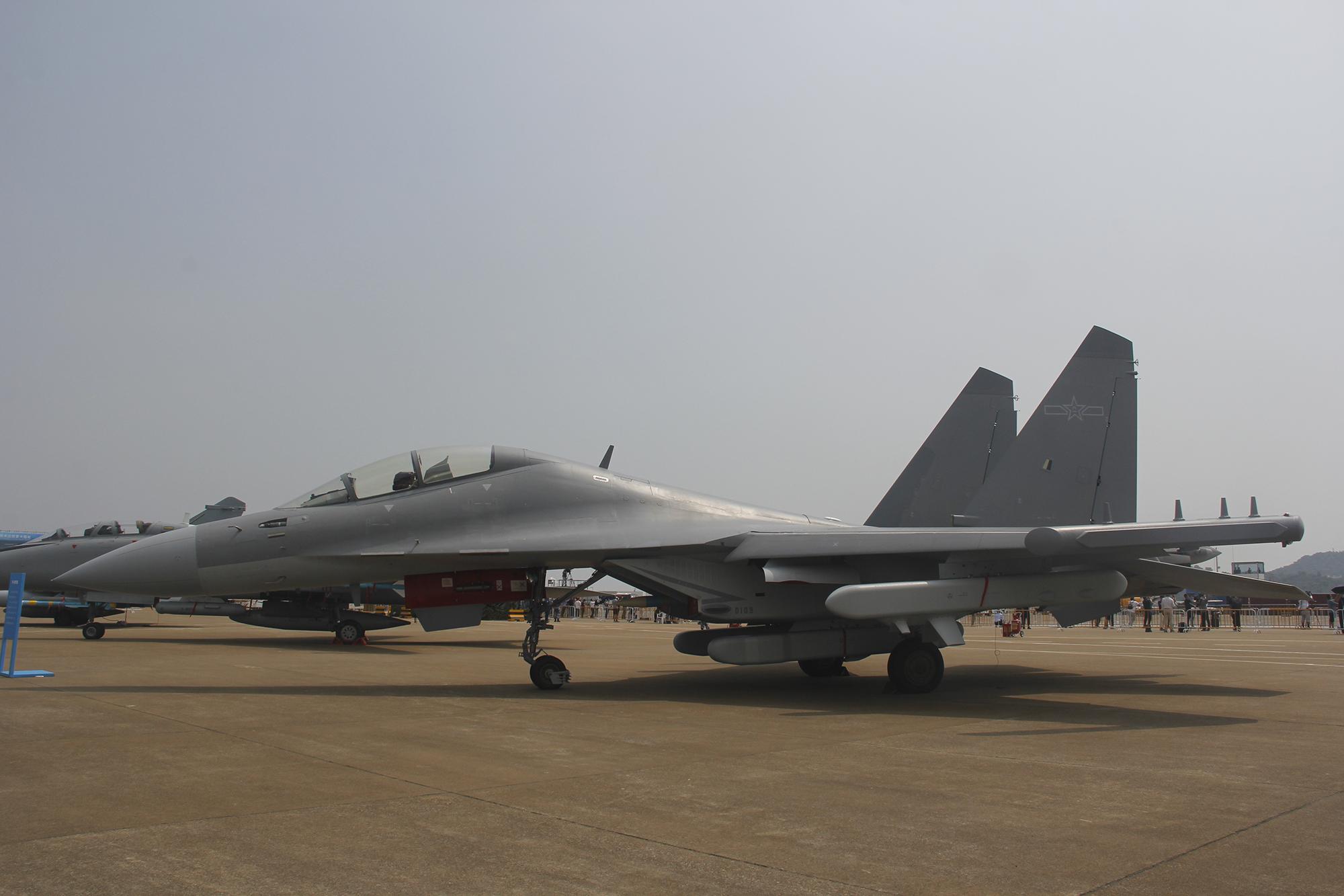 品鉴现身珠海航展的歼-16d电战飞机:做工精细,机腹下还挂了两枚导弹!