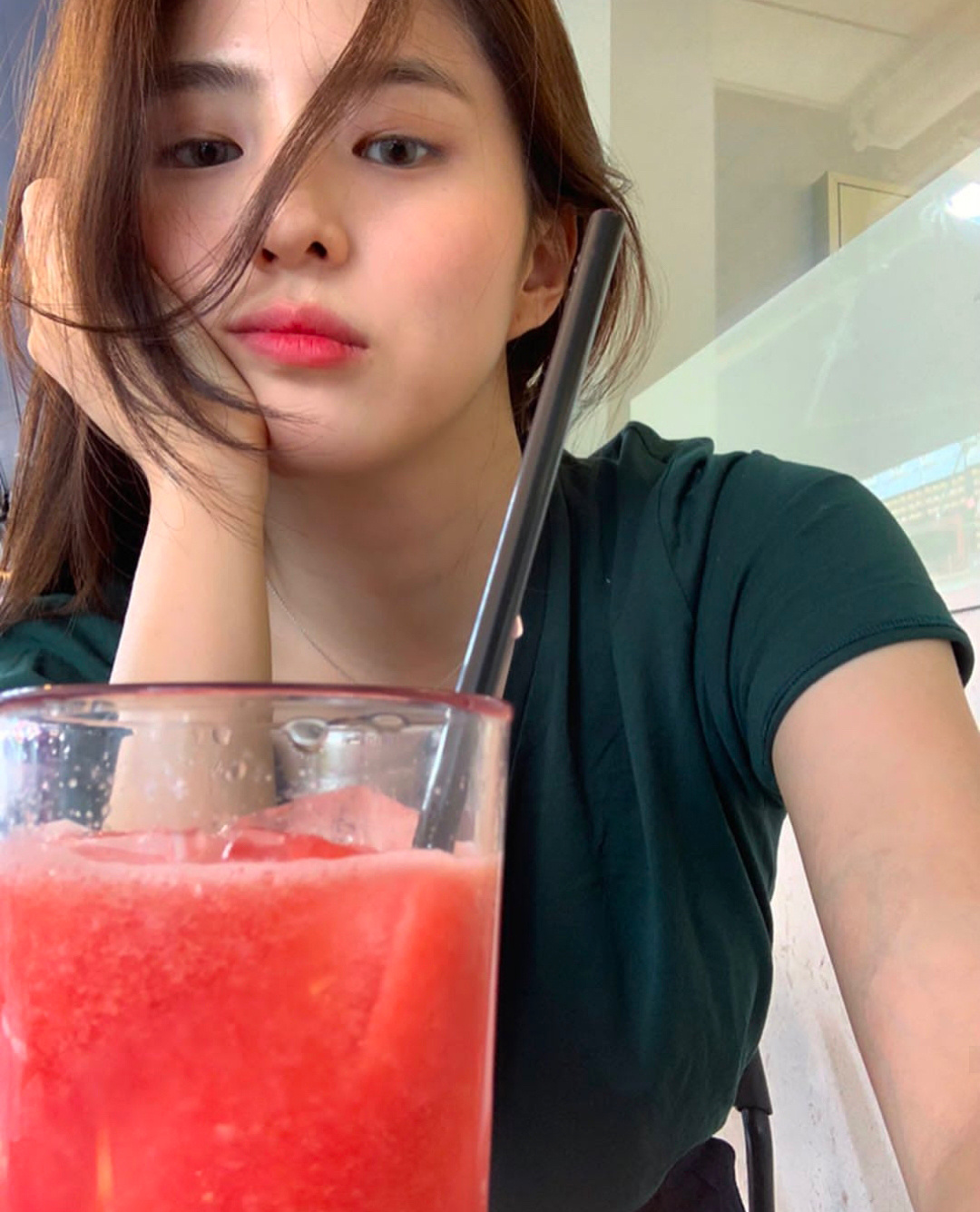 韩素希单手托脸拍照也很酷诶9815|单手|韩素希|拍照_新浪新闻