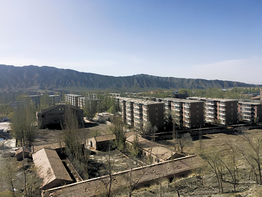 玉门房价之所以成为了白菜价,是因为当地产业结构单一,石油资源开采完