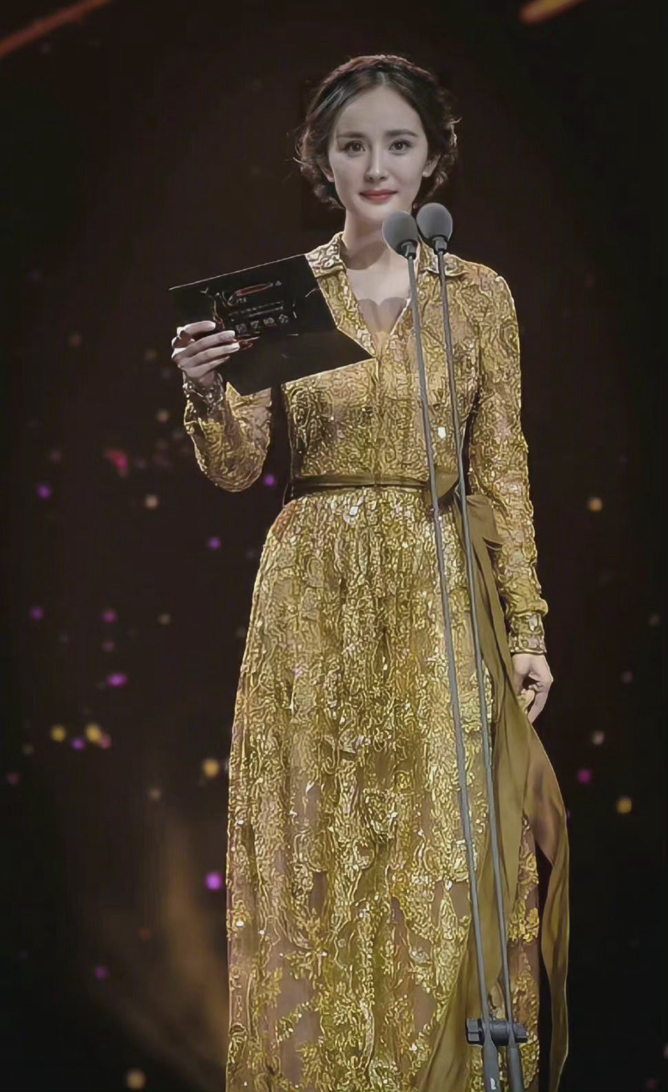 杨幂2014年金鹰节旧照,一身金色长裙端庄委婉,尽显知性美