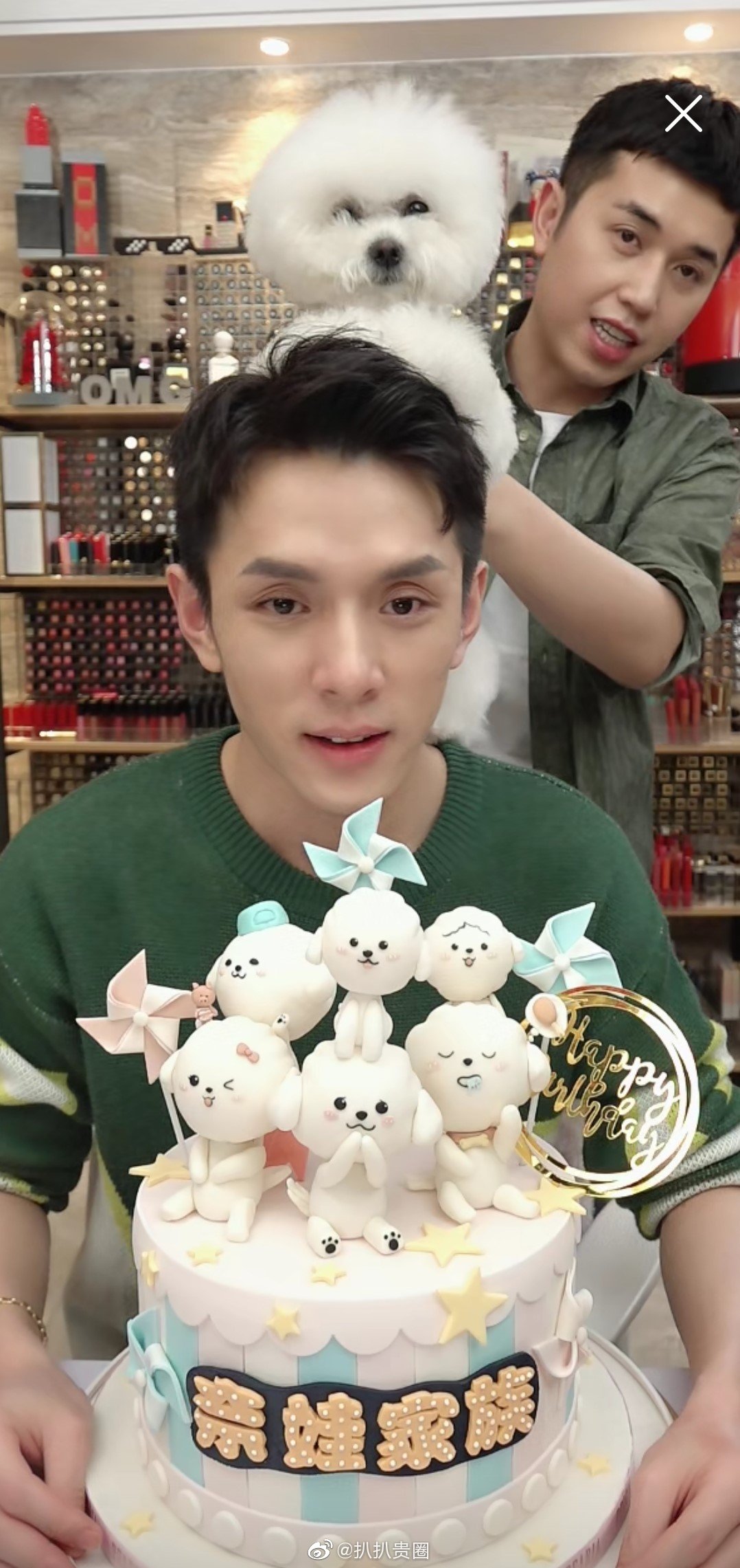 李佳琦今晚直播给狗狗们过生日,吃的还是翻糖蛋糕