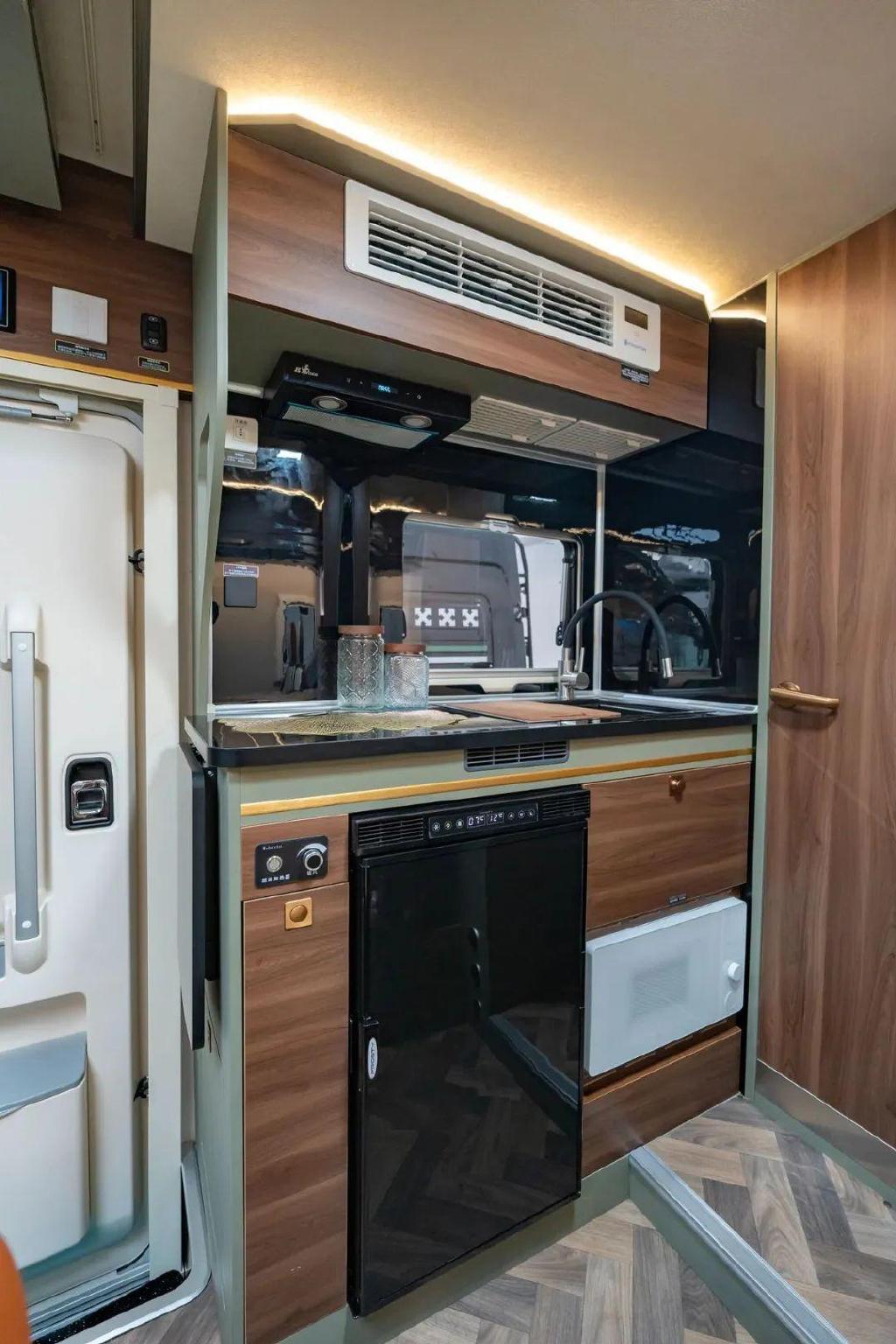 瑞弗ft800小额头房车双航空座椅升降床高效生活布局灵动旅居空间