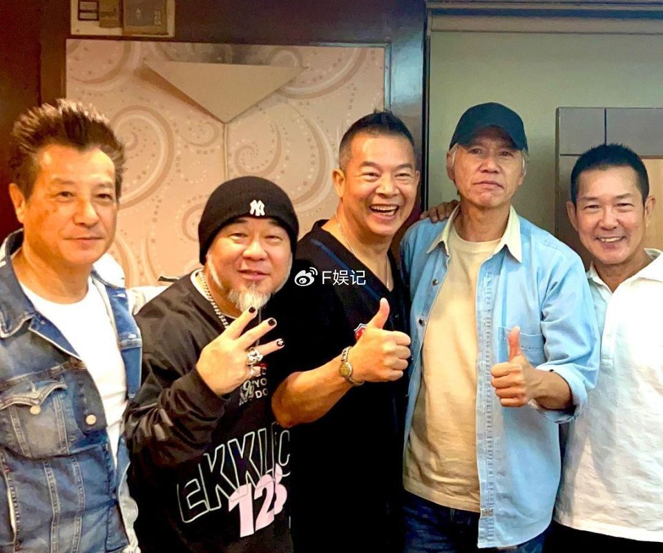 石修和港圈老戏骨好友开心相聚 与元彪吴毅将林嘉华开心搂着合影_新浪新闻