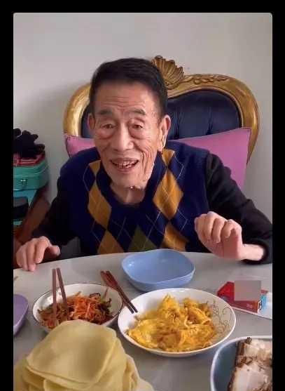 90岁杨少华过大寿桌上香烟成亮点