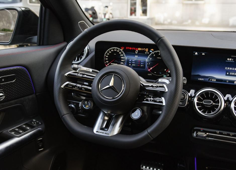 新浪汽车>汽车看点>自媒体>正文>内饰方面,这款梅赛德斯-amg gla 35