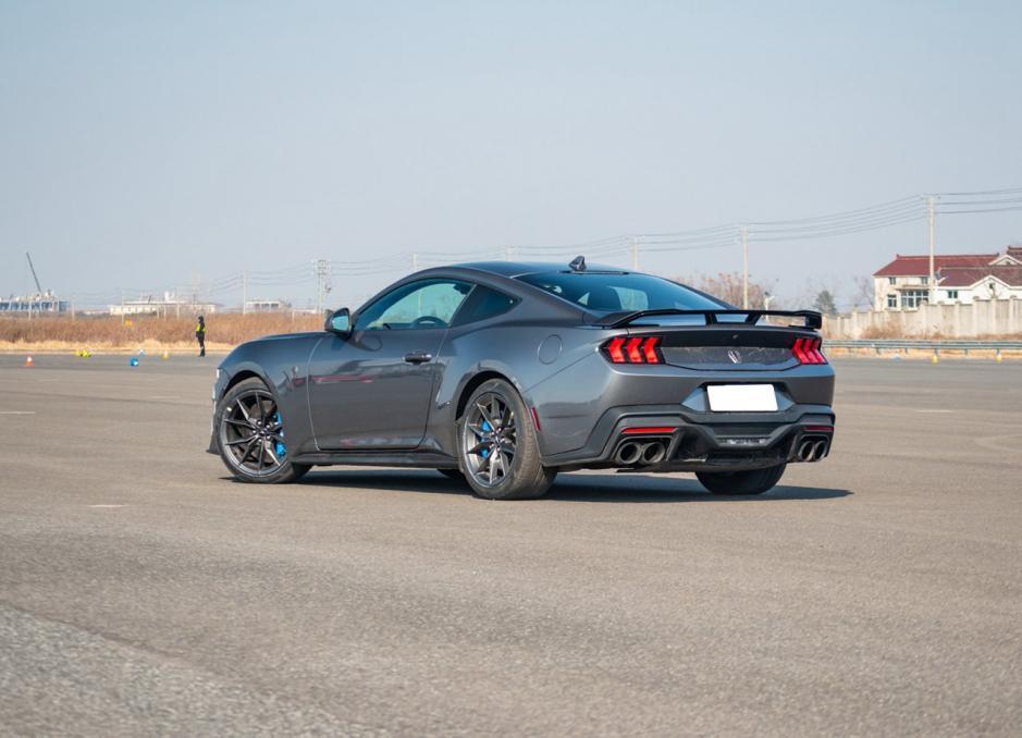 福特mustang黑马,5.0l v8不带电,需要4.6秒破百