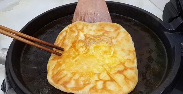 爱吃烙饼的要收藏了加4个鸡蛋个个空心鼓大泡比手抓饼好吃