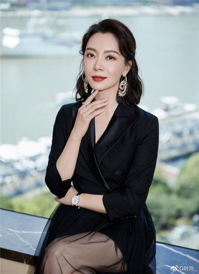 年过40岁的女人,建议学习陈数的穿搭,展现气质美