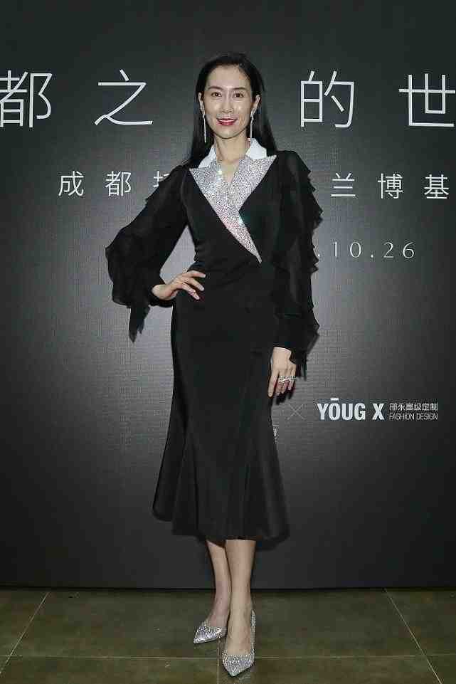 温峥嵘的美藏在气质里,条纹西装简约大气,红色显出高级女人味休闲区蓝鸢梦想 - Www.slyday.coM 温峥嵘的美藏在气质里,条纹西装简约大气,红色显出高级女人味休闲区蓝鸢梦想 - Www.slyday.coM