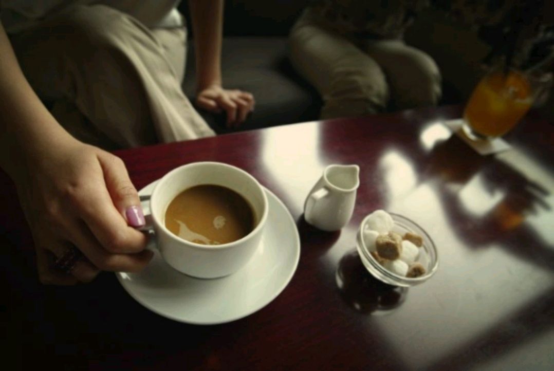 而且咖啡还会减少褪黑素的生成,如果失眠的人还经常喝咖啡,就会加重