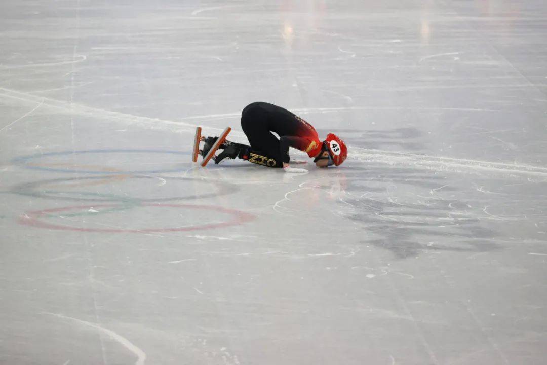 铜牌！范可新赛后亲吻冰面休闲区蓝鸢梦想 - Www.slyday.coM