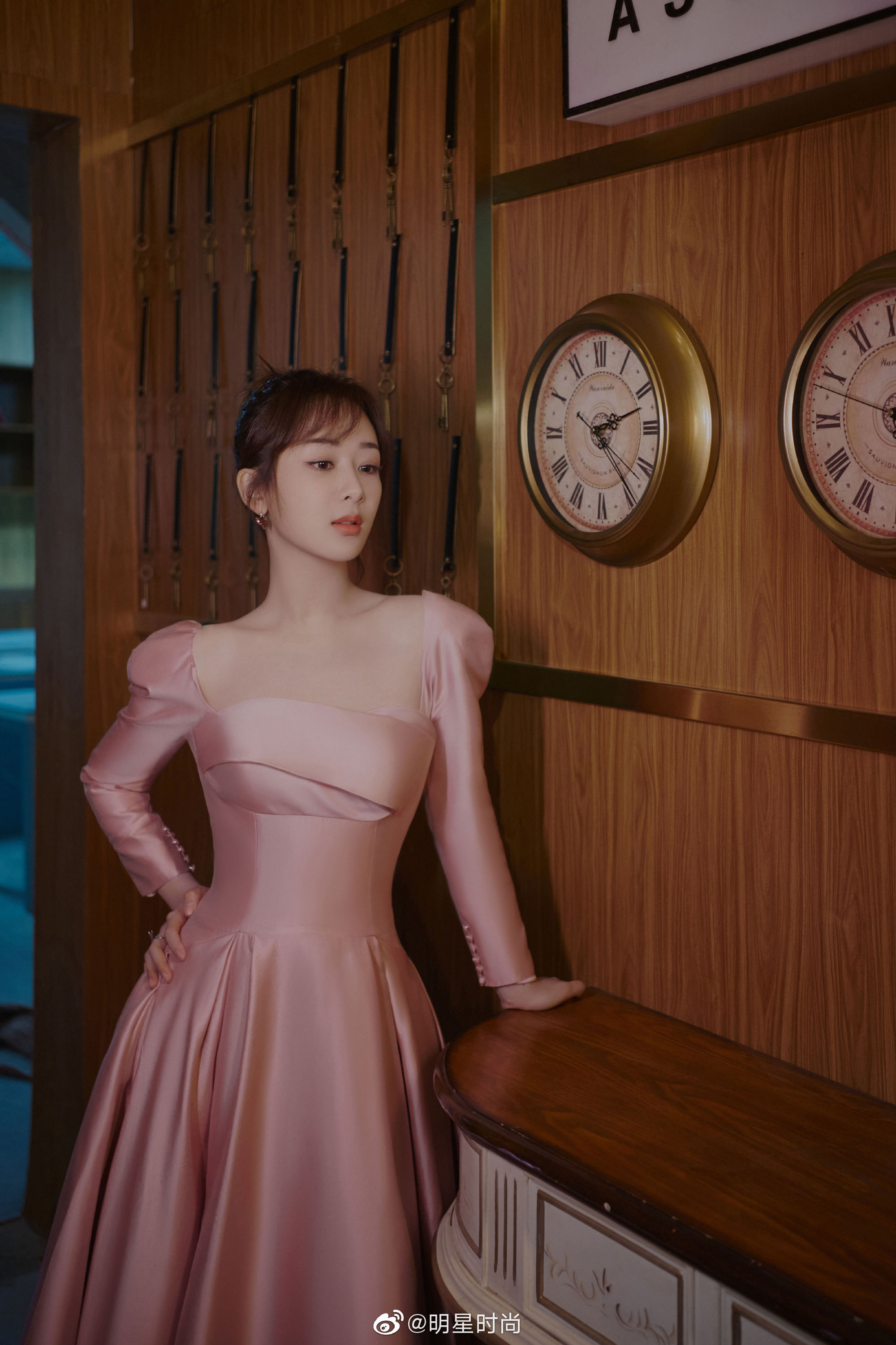 杨紫一袭桃粉色缎面长裙漫步其间