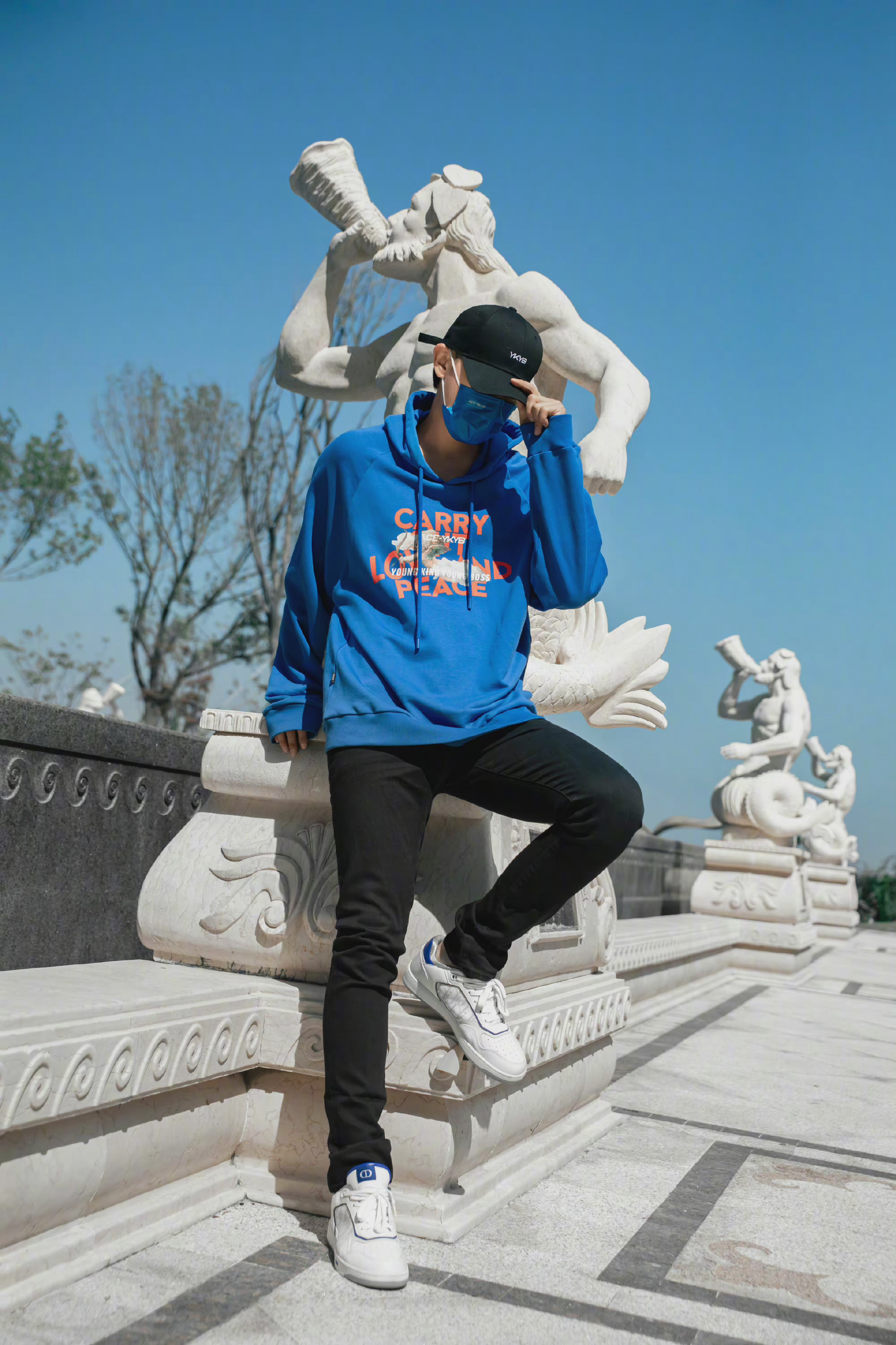 黄子韬分享日常会议室里的韬总海边的少年