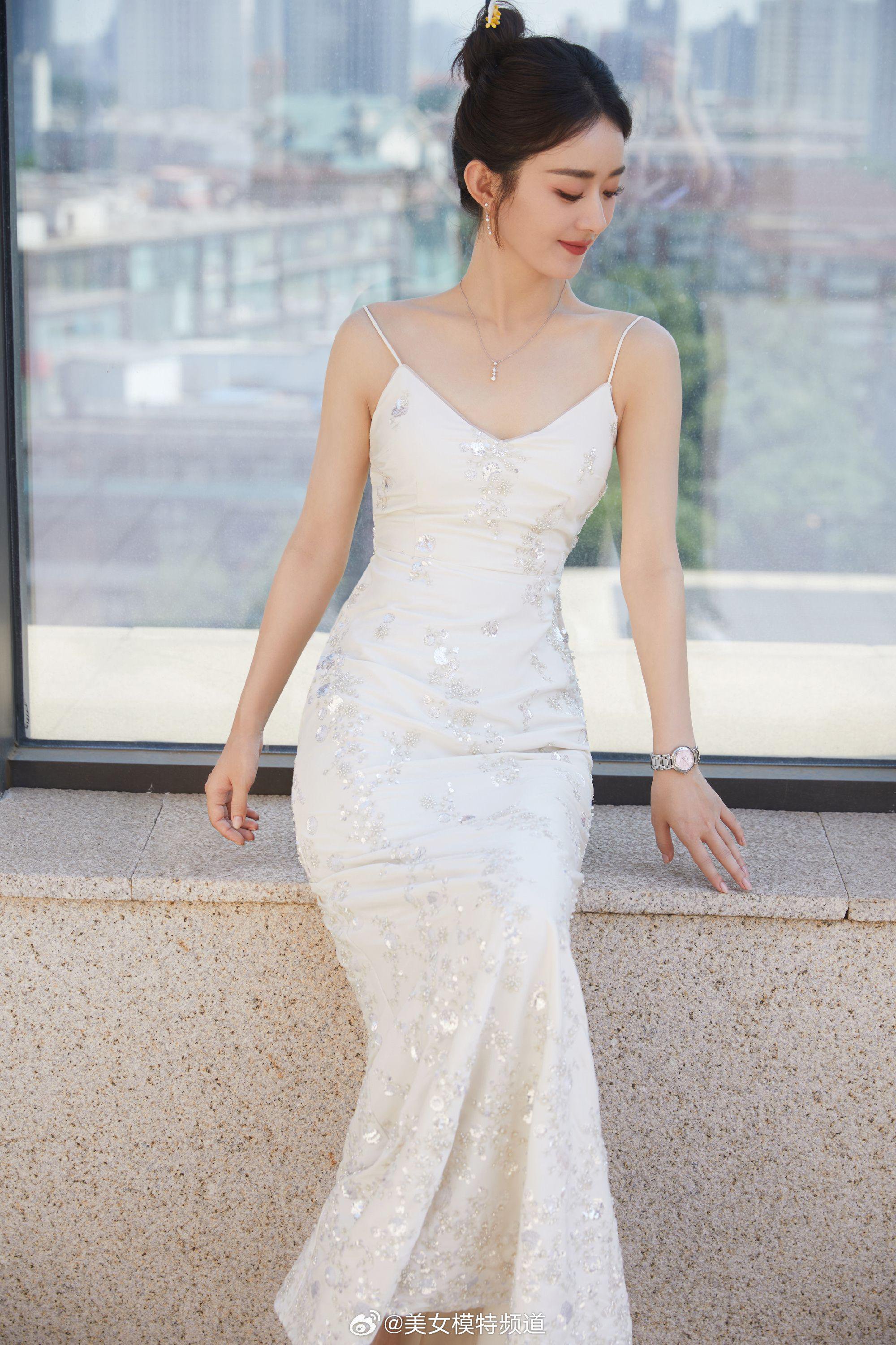 赵丽颖白色刺绣吊带长裙