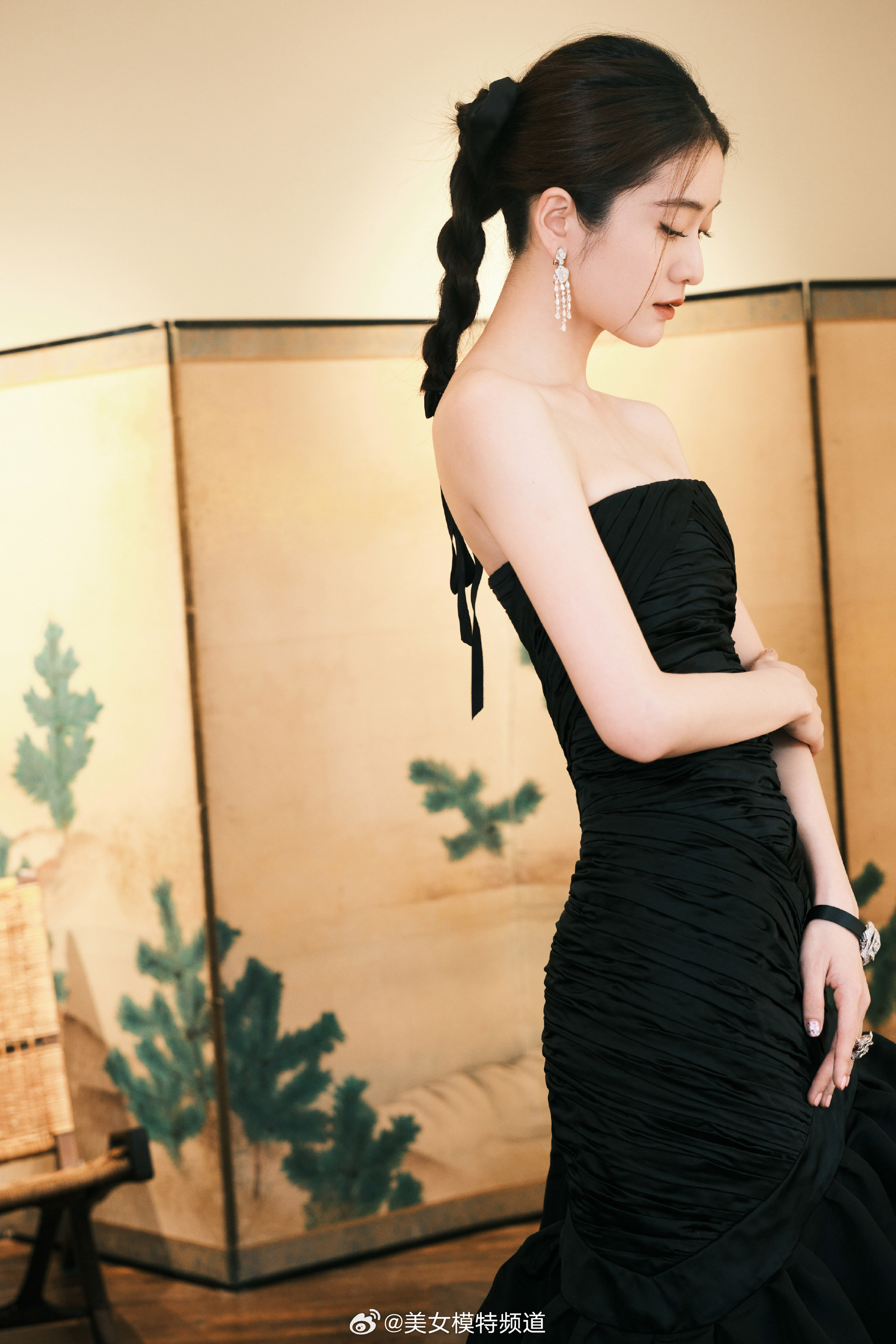 张雪迎黑色抹胸礼服裙