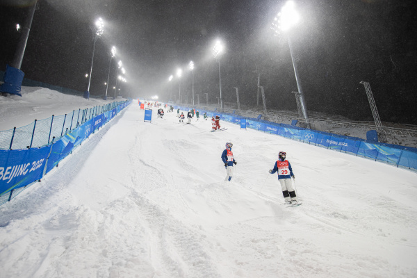 （北京冬奥会）自由式滑雪——雪上技巧在云顶开练休闲区蓝鸢梦想 - Www.slyday.coM