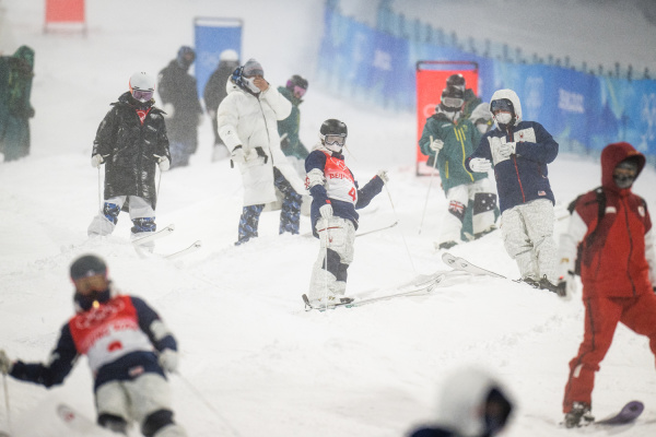 （北京冬奥会）自由式滑雪——雪上技巧在云顶开练休闲区蓝鸢梦想 - Www.slyday.coM