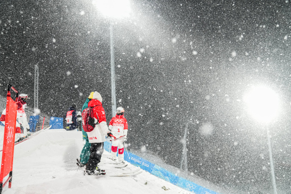 （北京冬奥会）自由式滑雪——雪上技巧在云顶开练休闲区蓝鸢梦想 - Www.slyday.coM