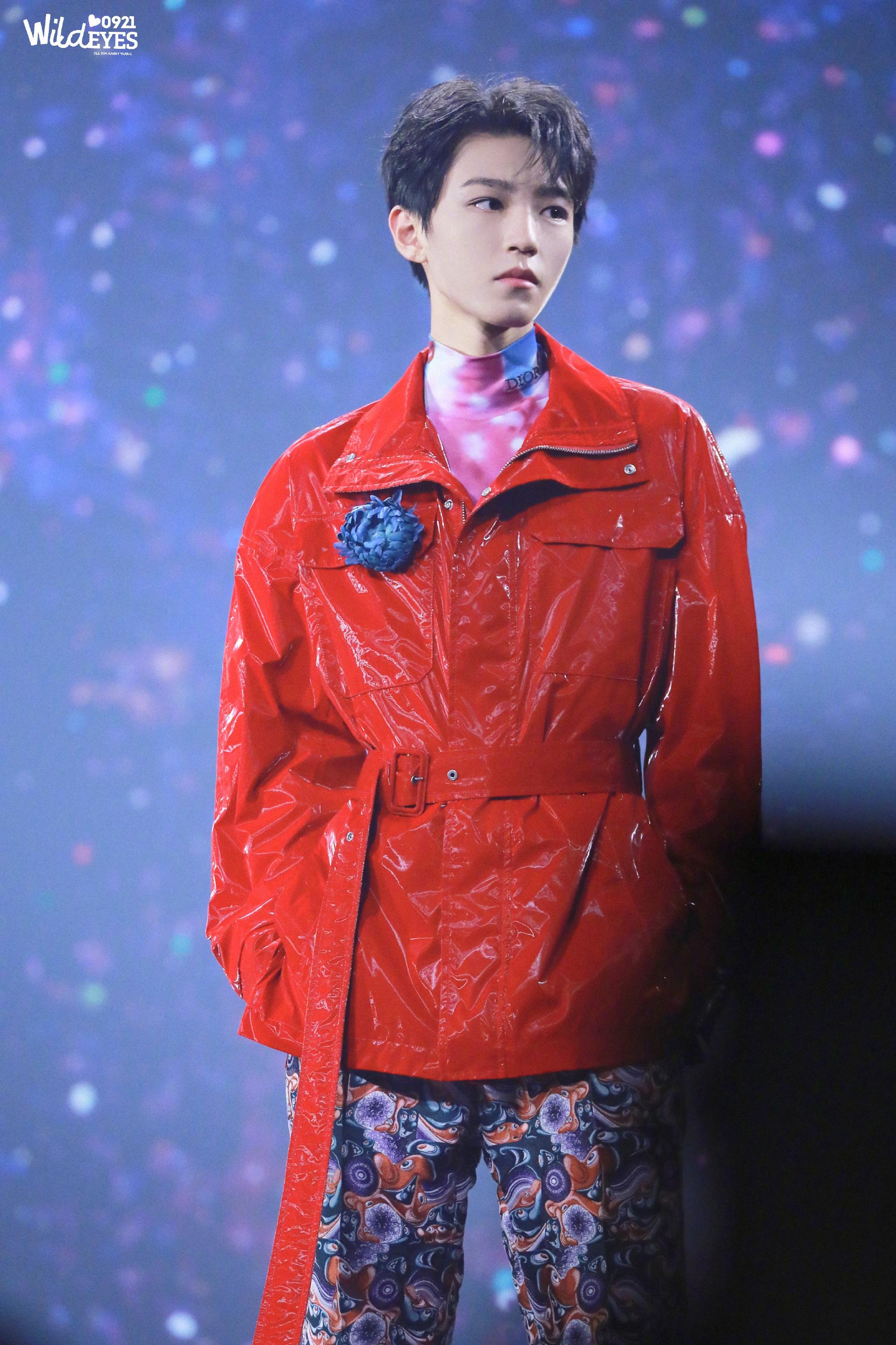 王俊凯这个红色皮衣造型太鲨了,我直接人没了,走秀台风好稳!