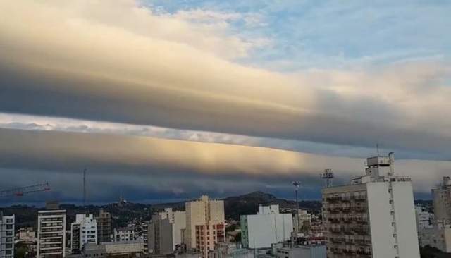 上海出现罕见弧状卷轴“怪云”，围墙般卷席而过，白昼暴雨如黑夜休闲区蓝鸢梦想 - Www.slyday.coM