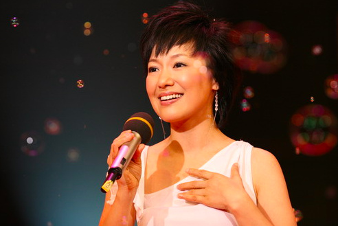 江南才女周艳泓，从玉女变街头网红，不服老却越活越“低廉”！休闲区蓝鸢梦想 - Www.slyday.coM