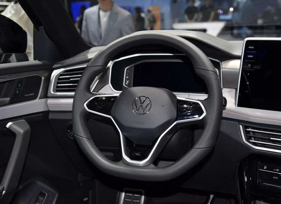 大众探岳换了个磨砂黑的配色,就重新定价26万,是不是有点高?-新浪汽车