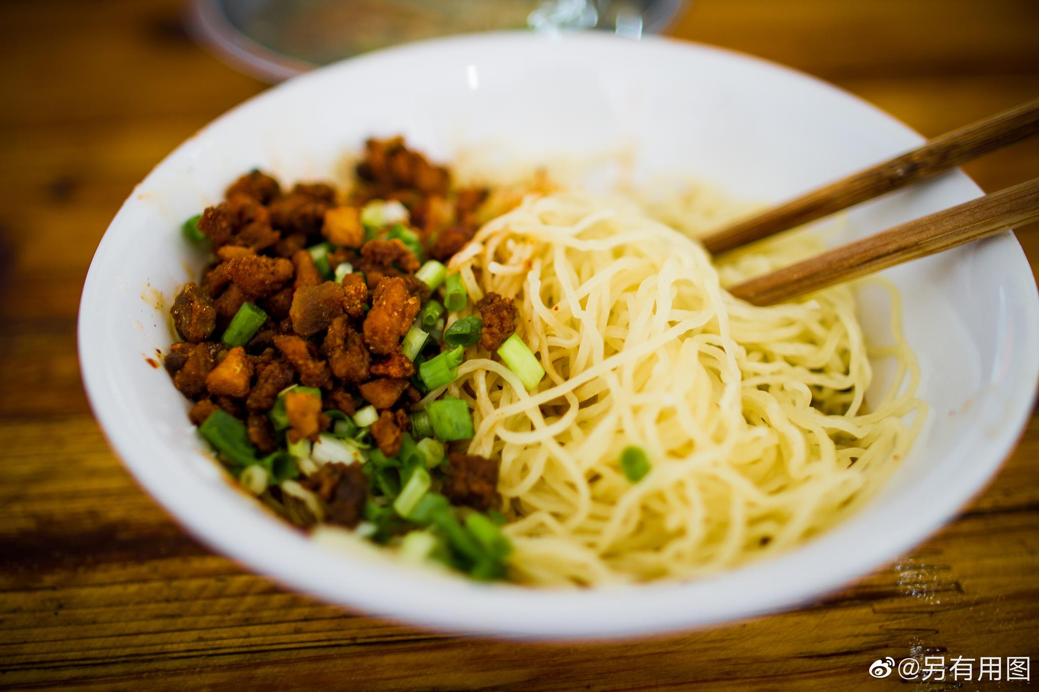 脆哨面是贵州毕节的知名小吃,精心熬制的脆哨,干拌面的细面_高清图集