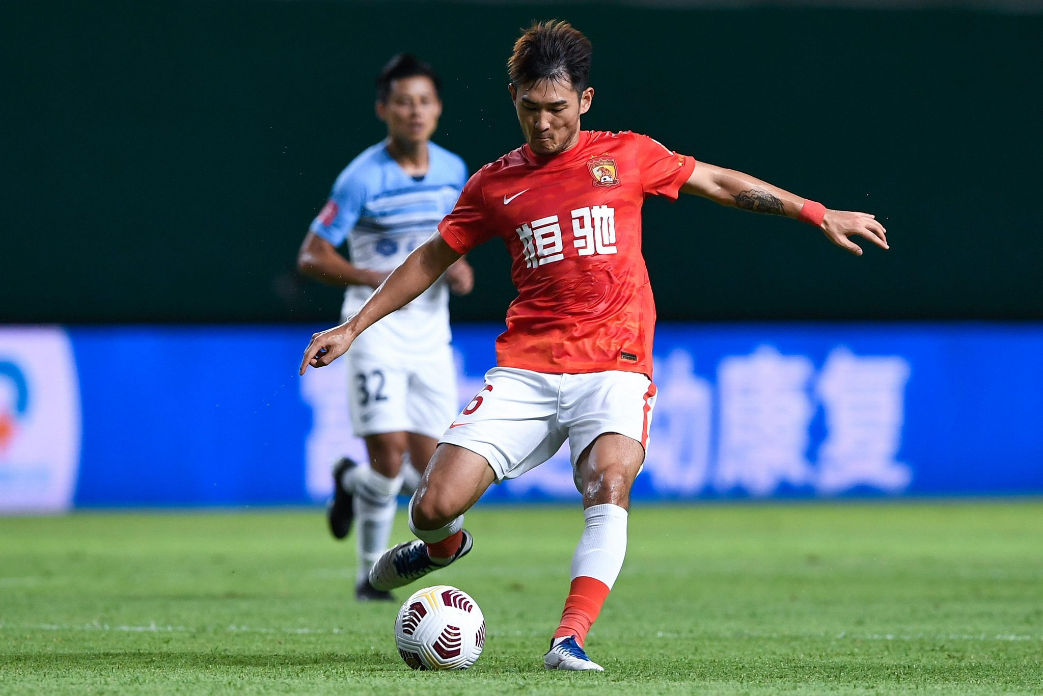 (体育)足球——中超:广州队平广州城队