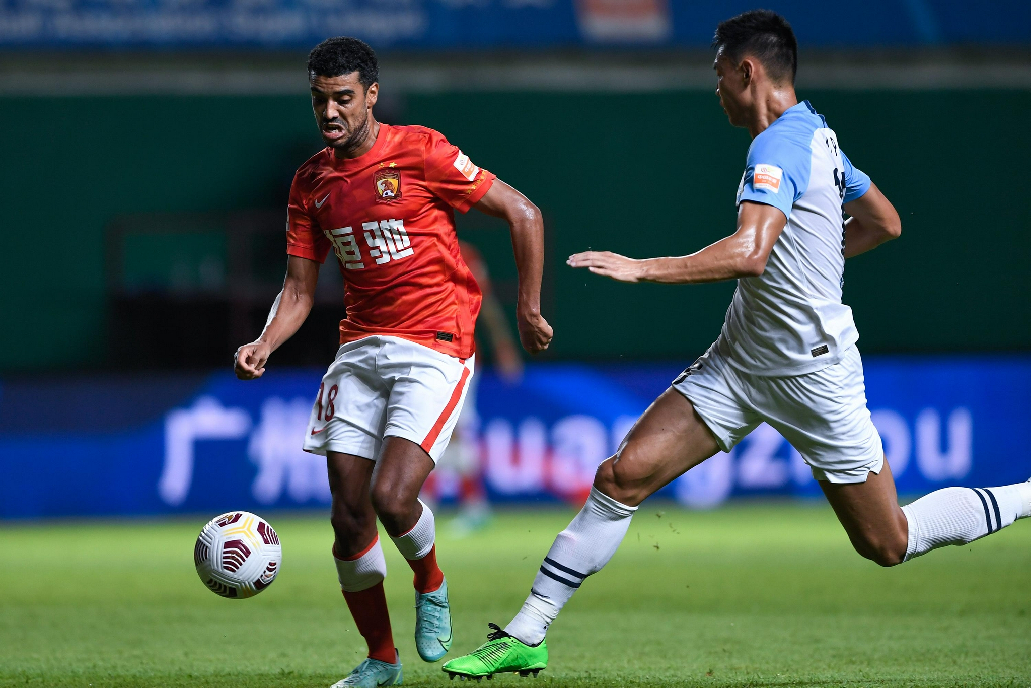 (体育)足球——中超:广州队平广州城队|球员|比赛|艾克森_新浪新闻