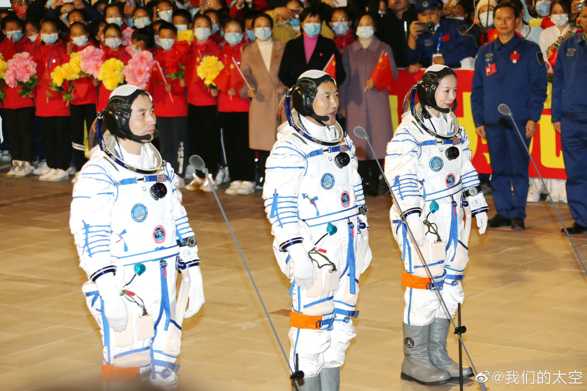 去年今夜,我们一起送英雄翟志刚、王亚平、叶光富出征太空__财经头条