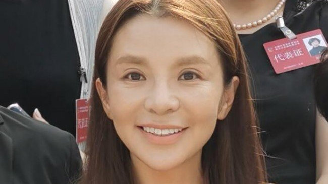 央视主持人朱迅素颜近照曝光,50岁的她不化妆时长这样|朱迅|化妆|素颜_新浪新闻