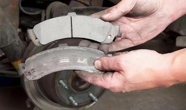 为什么汽车前轮的刹车片比后轮的大,磨损却更加严重?