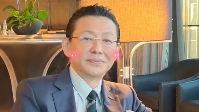 59岁名嘴程前罕见露面,长发时髦!当红时出走央视,曾与董卿相恋|程前|央视|董卿_新浪新闻