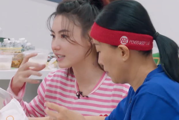 张柏芝当众献吻那英第一反应被镜头捕捉两人不和谣言被打破