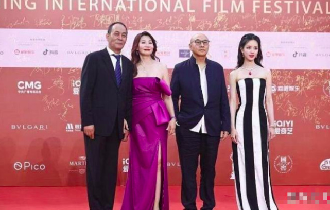 张光北真是艳福不浅,妻子半老徐娘仍风情万种,两人同框恩爱粘人!