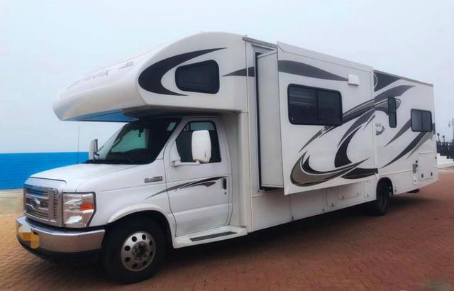 200万的福特e级房车,三室一厅,车内四张床,驴友眼中的奢侈品