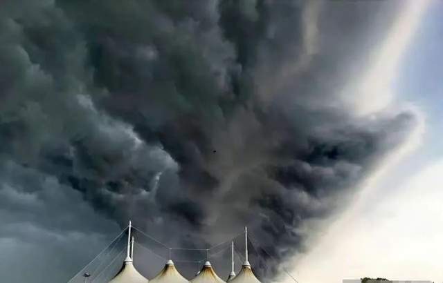 上海出现罕见弧状卷轴“怪云”，围墙般卷席而过，白昼暴雨如黑夜休闲区蓝鸢梦想 - Www.slyday.coM