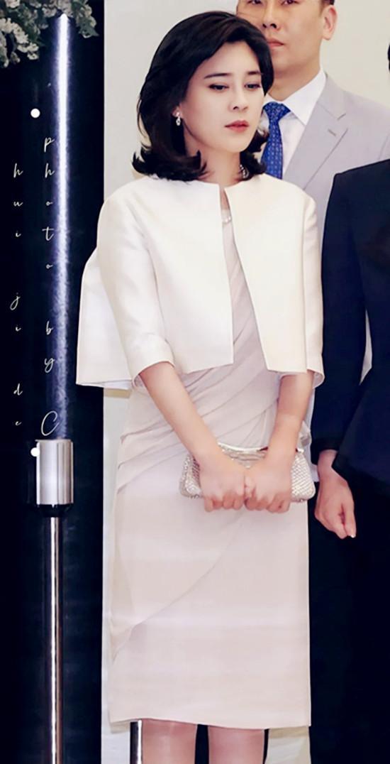 三星公主李富真瘦成纸片人,1.7万的西装还带锁扣,黑白极简也美