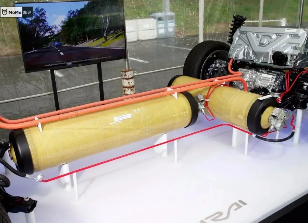 储氢罐t型布局,将电池和电机后置,实现了50:50的车身前后重量分配