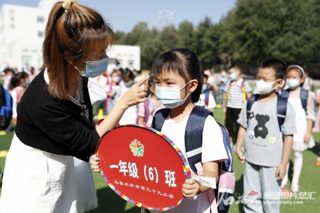 老师变身卡通人物,引领一年级小同学迈进“入学门”休闲区蓝鸢梦想 - Www.slyday.coM 老师变身卡通人物,引领一年级小同学迈进“入学门”休闲区蓝鸢梦想 - Www.slyday.coM
