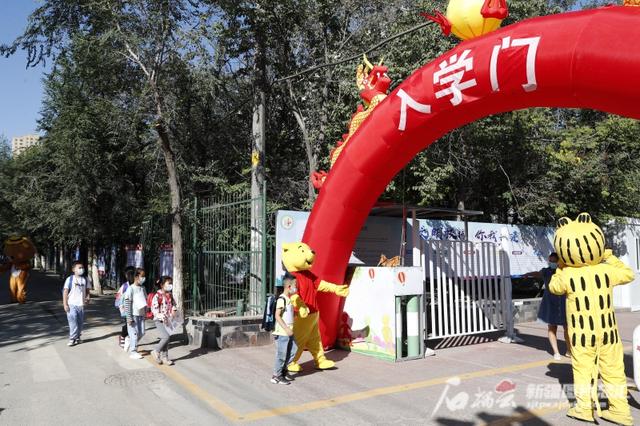 老师变身卡通人物,引领一年级小同学迈进“入学门”休闲区蓝鸢梦想 - Www.slyday.coM 老师变身卡通人物,引领一年级小同学迈进“入学门”休闲区蓝鸢梦想 - Www.slyday.coM