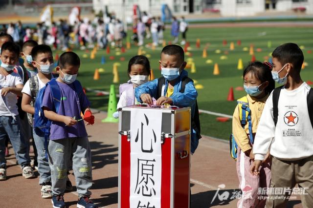 老师变身卡通人物,引领一年级小同学迈进“入学门”休闲区蓝鸢梦想 - Www.slyday.coM 老师变身卡通人物,引领一年级小同学迈进“入学门”休闲区蓝鸢梦想 - Www.slyday.coM